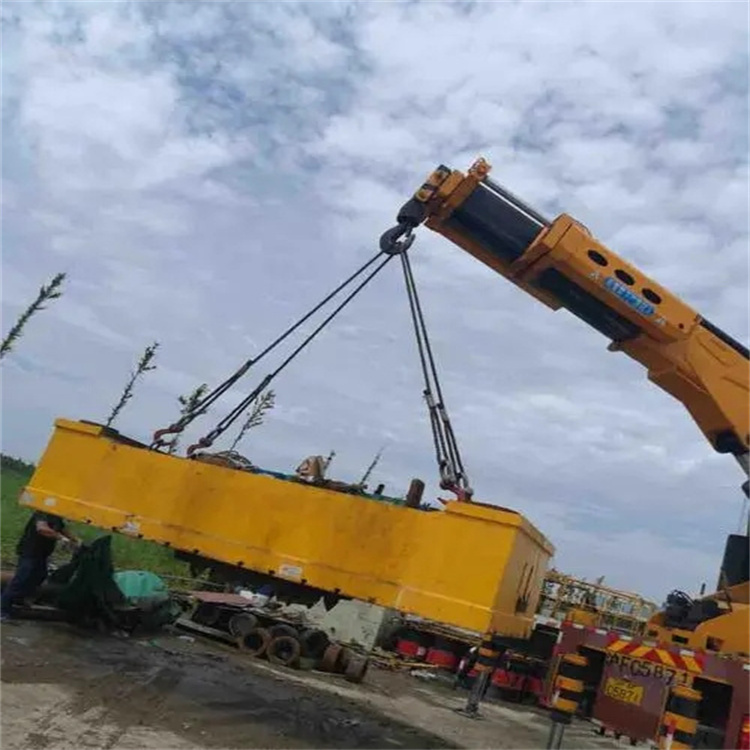 红安吊运集装箱的吊车